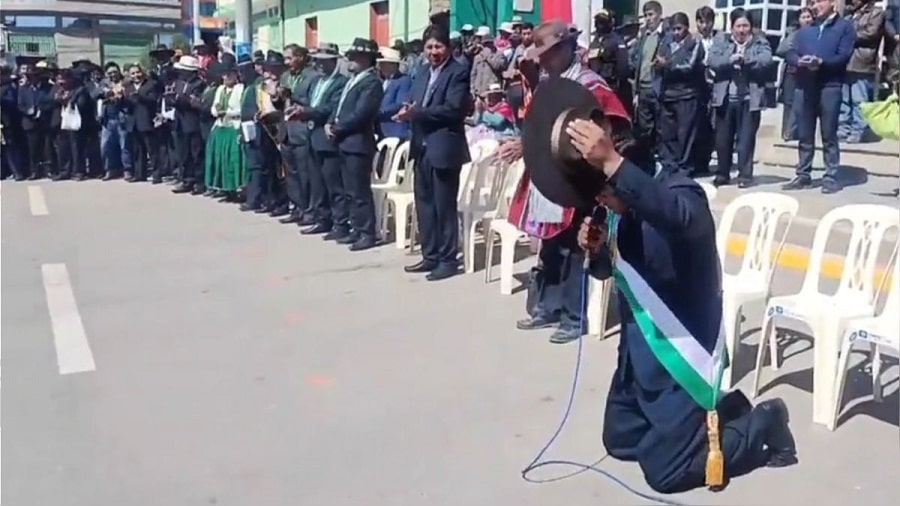 Alcalde peruano pide perdón de rodillas a su pueblo...-min