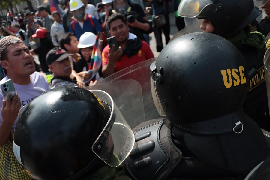 Peru-manifestantes chocan con la policia...-min