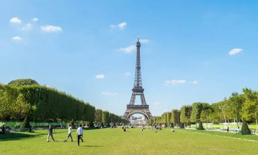el-Parque-del-Campo-de-Marte-paris..-min