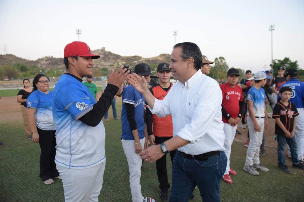 iluminación LED de tres campos de la Unidad Deportiva Solidaridad-min