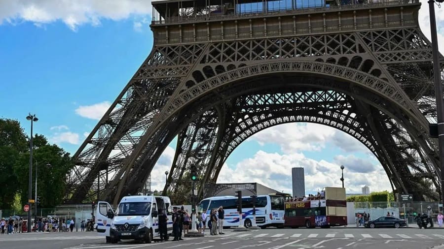 Evacúan la Torre Eiffel por alerta de bomba...-min