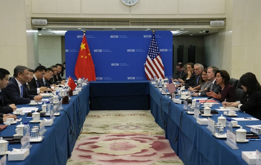 Gina Raimondo inicia visita a China-min
