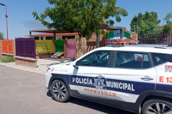 Patrulla vigila exterior de escuela en Hermosillo.