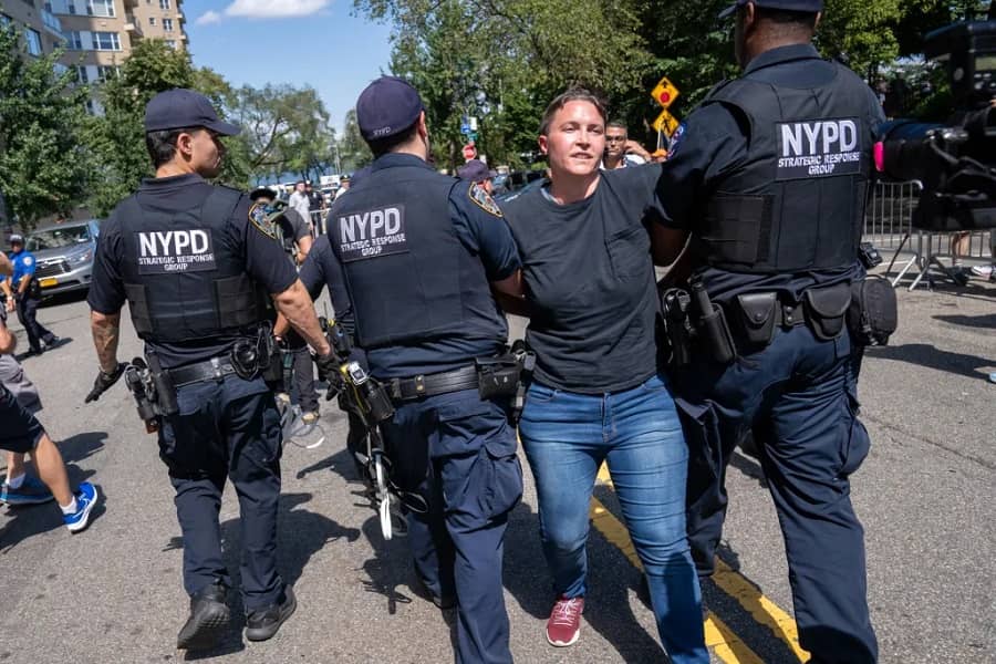 protesta-frente-a-la-mansion-del-alcalde-de-nueva-york...-min