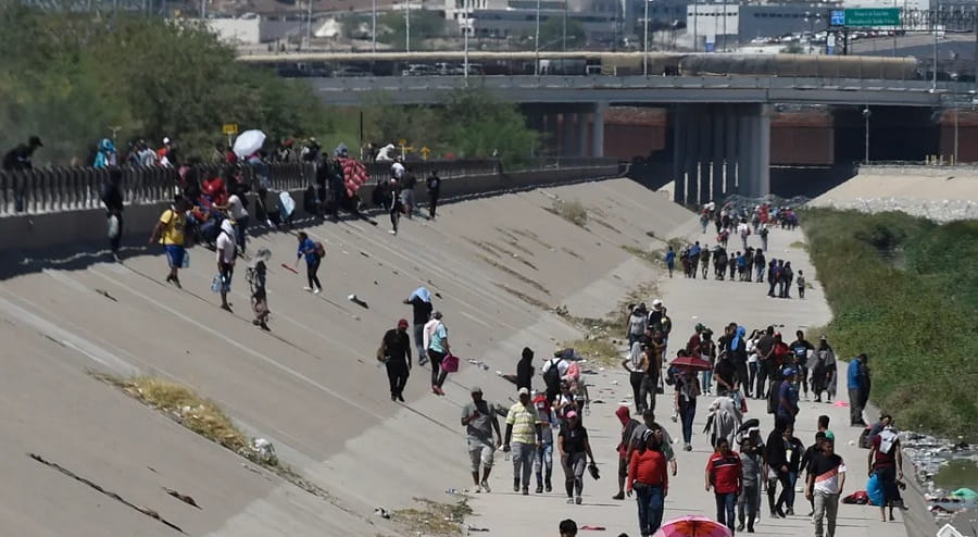 Paro de trenes deja a cientos de migrantes varados en el norte de México...-min