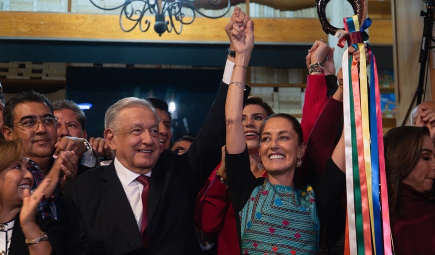 amlo. Entrega-de-baston-de-mando-a Claudia Sheinbaum...-min