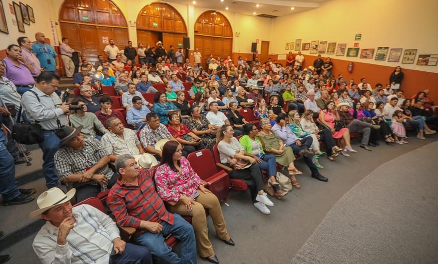 ciudadanos escuchando el informe de Rafael Ramírez-min
