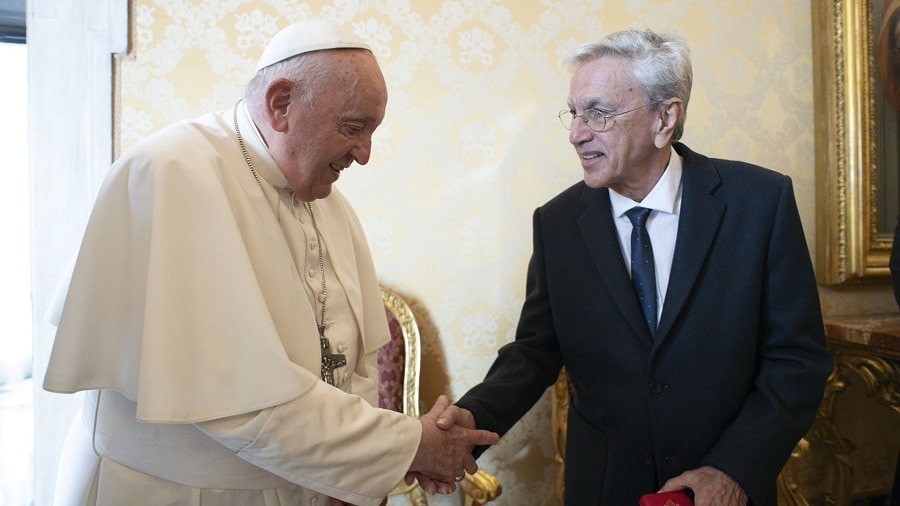 veloso es recibido en el Vaticano-min