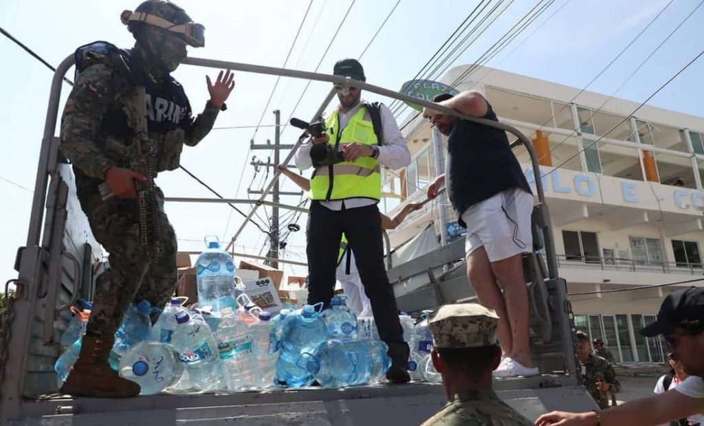 marina entrega agua y despensas en acapulco foto Iván Montaño-min