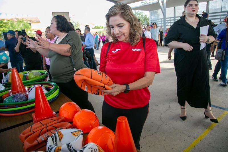 Entrega Gobierno de Sonora uniformes y material deportivo...-min