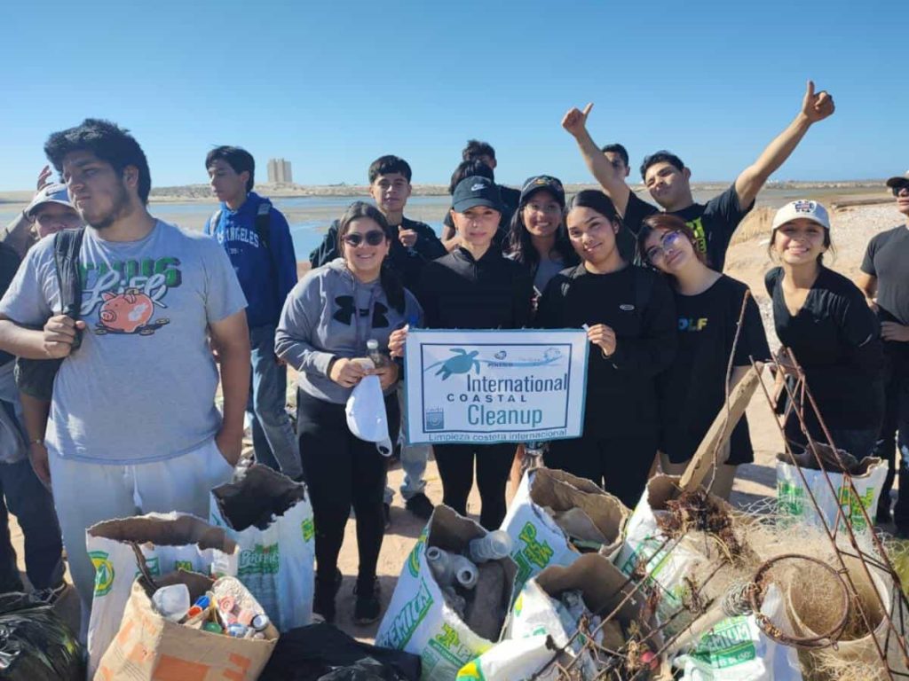 Participa alumnado de Cobach Sonora en jornada internacional de limpieza de playas-min