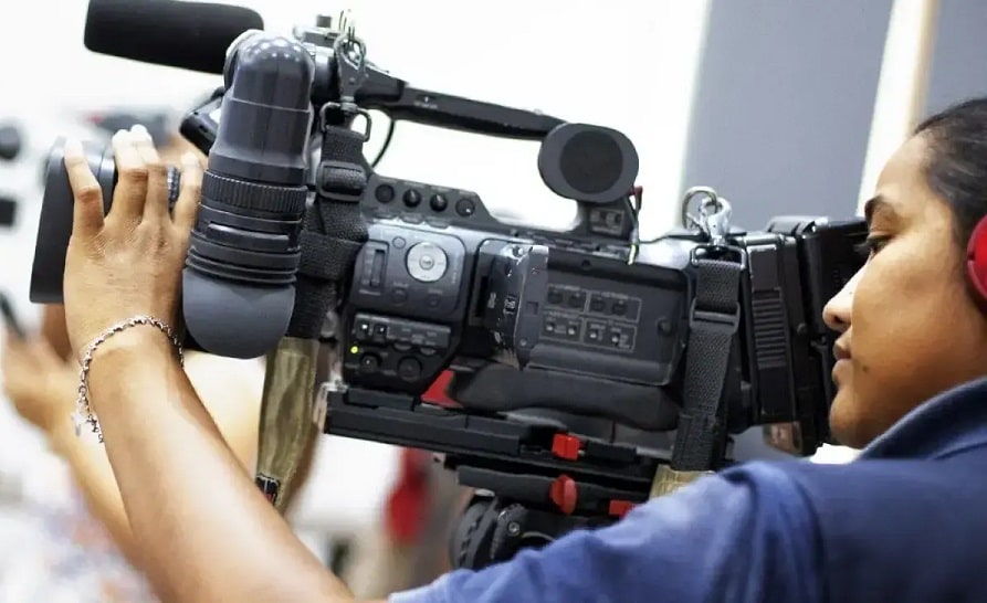 periodistas y activistas de derechos humanos...-min