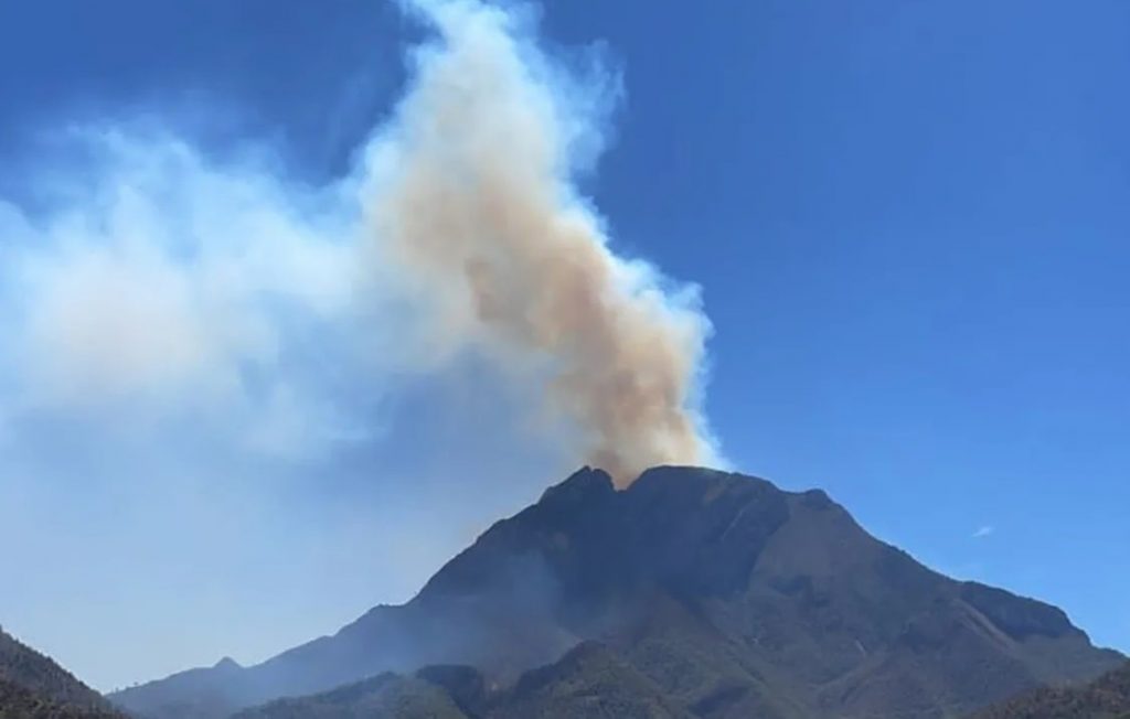 Incendio en sierra de Nuevo León moviliza a equipos de emergencia...-min