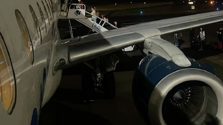 Pasajero se lanza a la pista desde avión de Aeroméxico..-min
