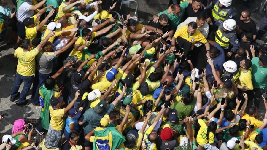 Bolsonaro hace demostración de fuerza-min