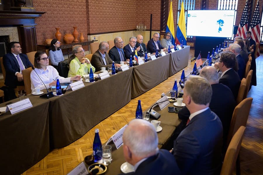 Delegación de congresistas de EEUU visita Colombia-min