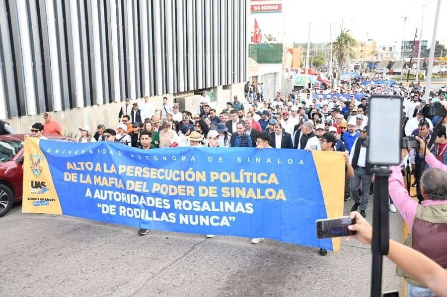 miembros- opositores de-la-uas marchan en Mazatlán-min