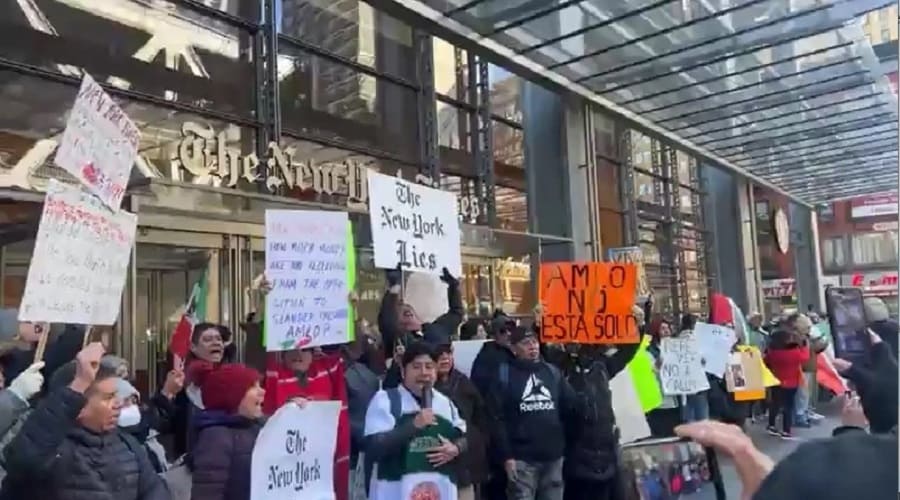protestan-migrantes-mexicanos-en-sede-del-nyt-min