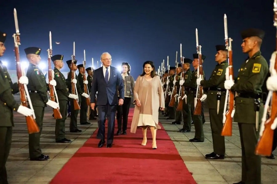 Llegan al AICM los reyes de Suecia-min