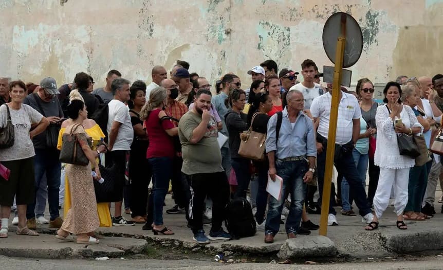 cubanos-esperando-min