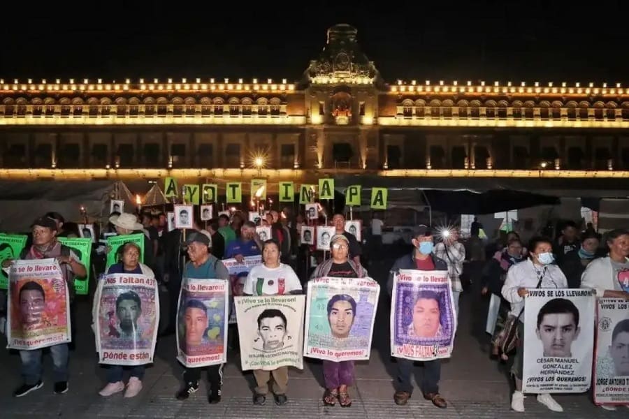 padres de jovnes de ayotzinapa-min