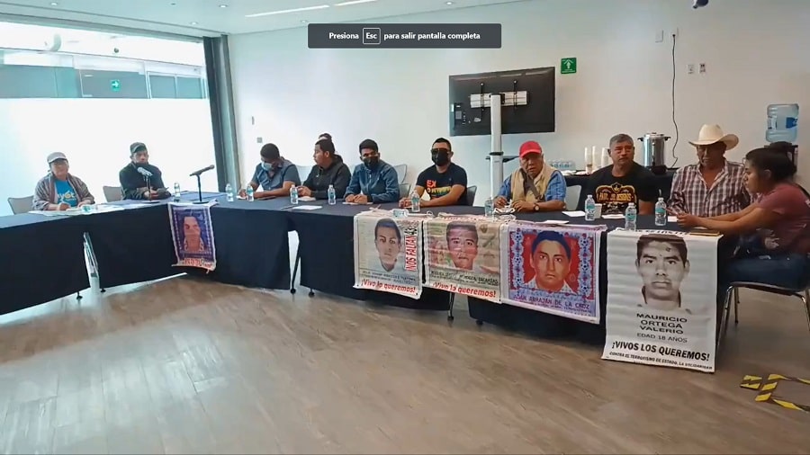 padres de los 43 normalistas de ayotzinapa-min