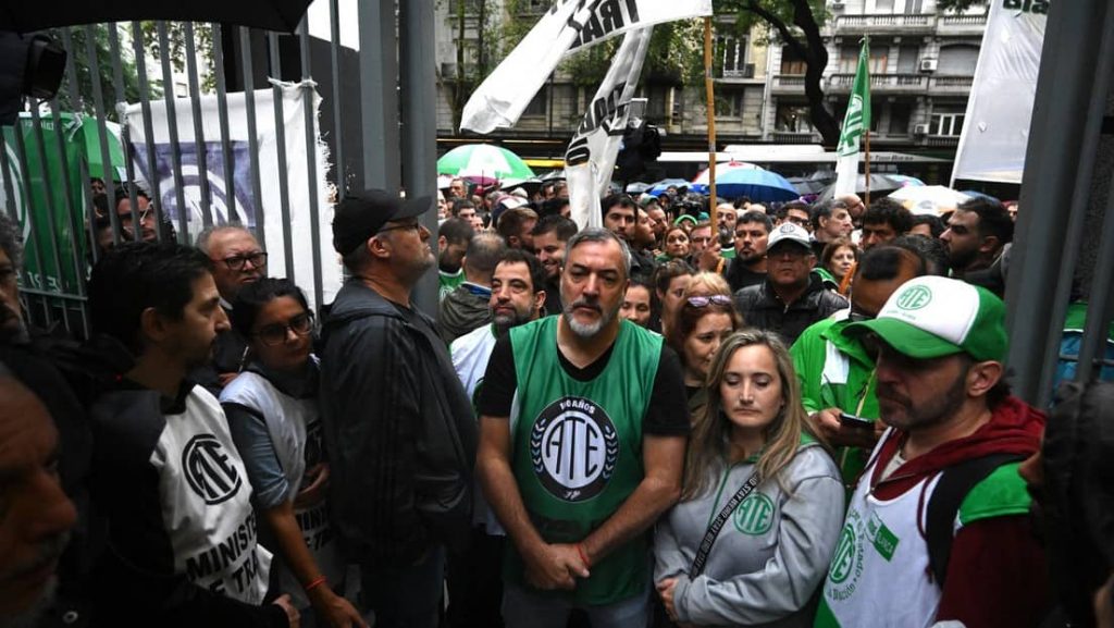 Argentina-protestas pordespidos-min