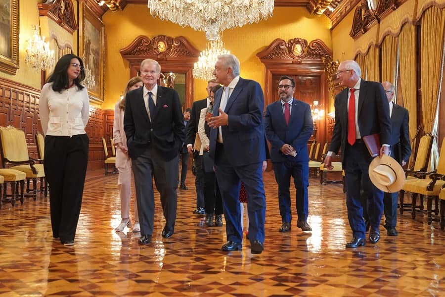 funcionarios de la NASA en palacio nacional-min