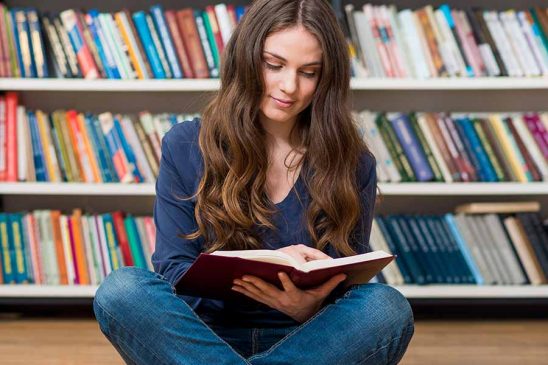 mujer leyendo