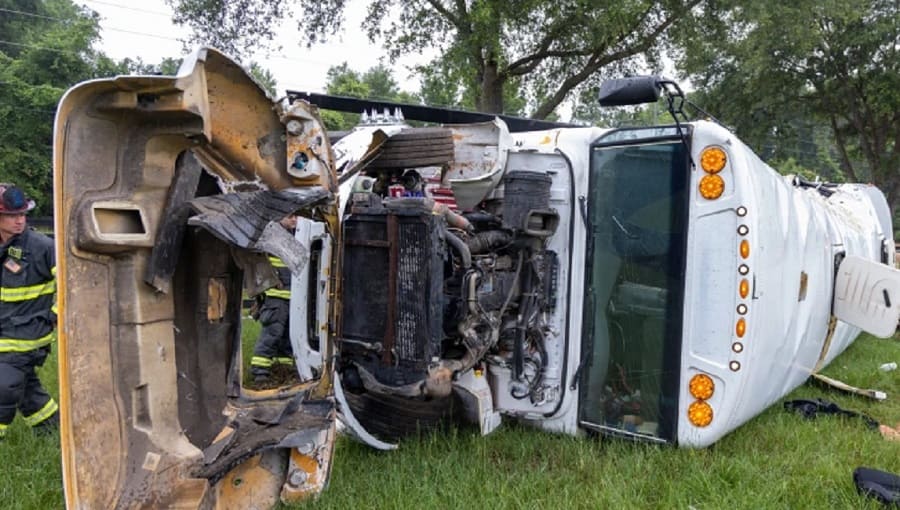 camion que se volcó luego del accidente-min