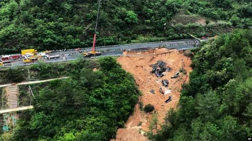 Lluvias provocan derrumbe en carretera  de China; deja 36 muertos y 30 heridos