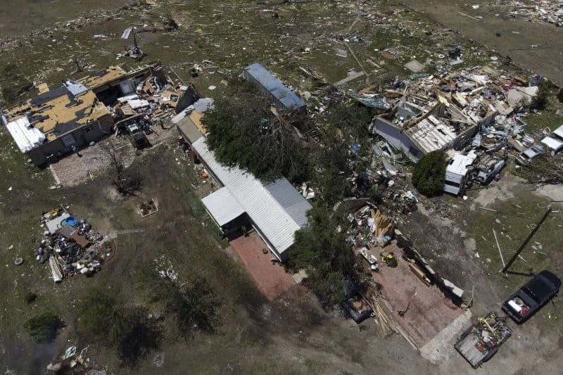 ciudad destrozada por tornado.jpg-min