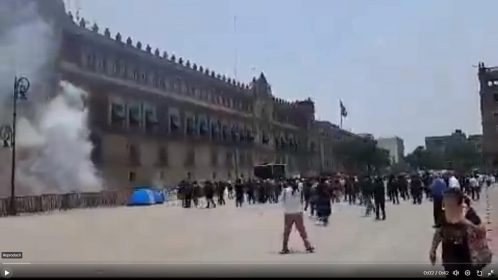 Normalistas se lanzan como terroristas contra Palacio Nacional y hieren a 26 elementos policiacos