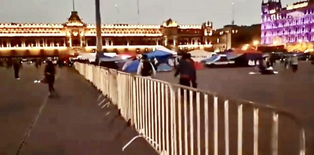vallas en elzocalo.jpg-min