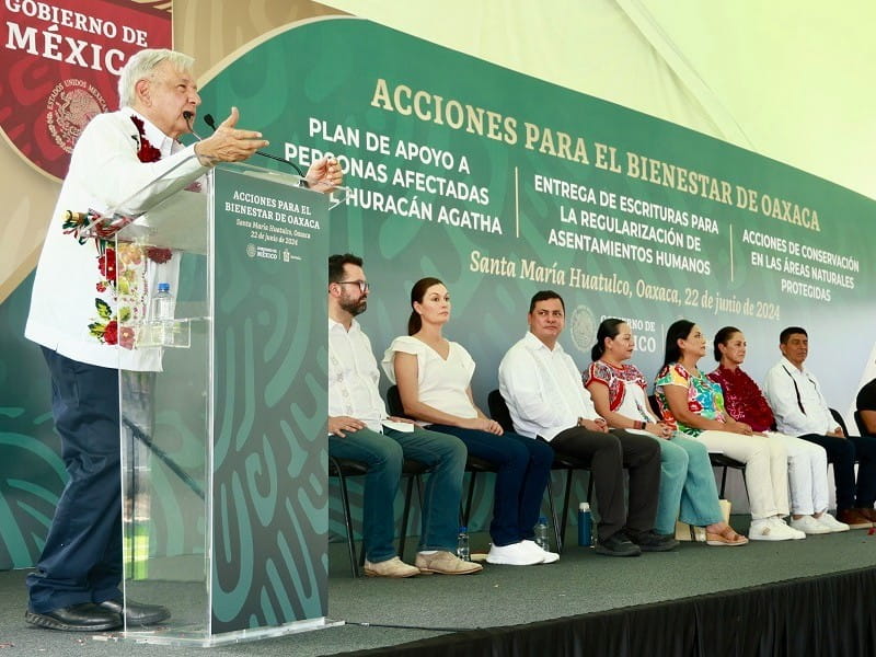 amlo-entrega-titulos-de-propiedad-a-familias-oaxaquenas-en-huatulco-min