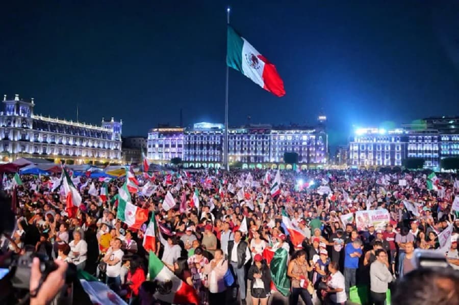multitud festejando triunfo de CSP-min