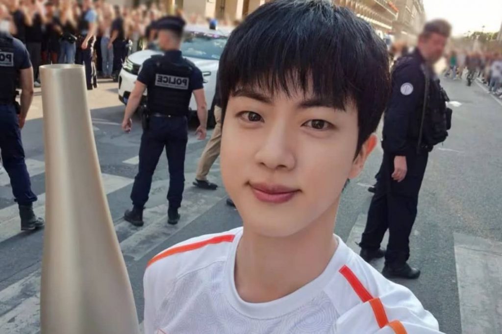 Jin de BTS fue el primer idolo coreano en portar la antorcha Olímpica en París.jpg-min