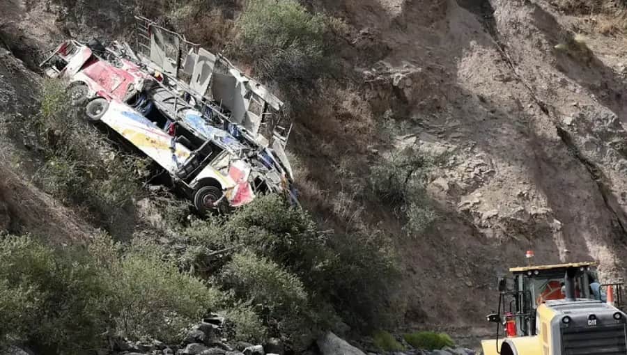 cae camión al avismo-min