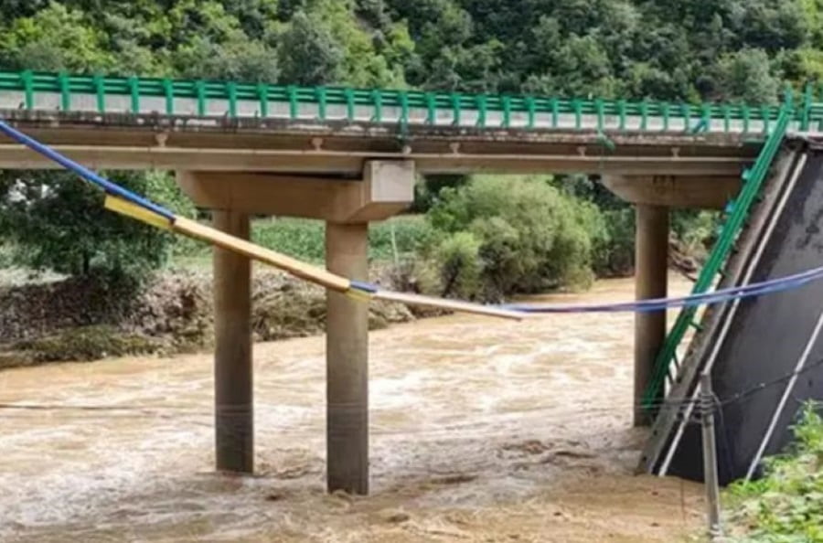 hundimiento-de-un-puente-en-china-tras-fuertes-lluvias-min