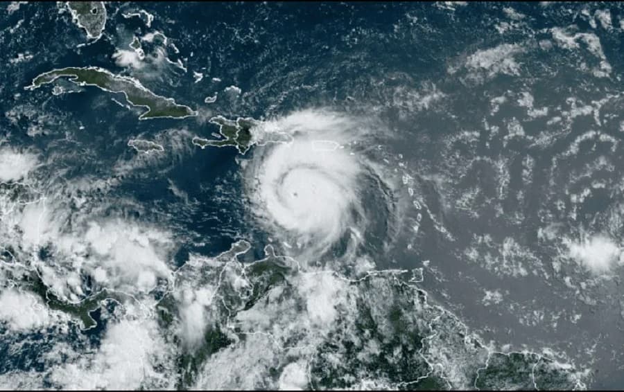 huracan en el caribe-min