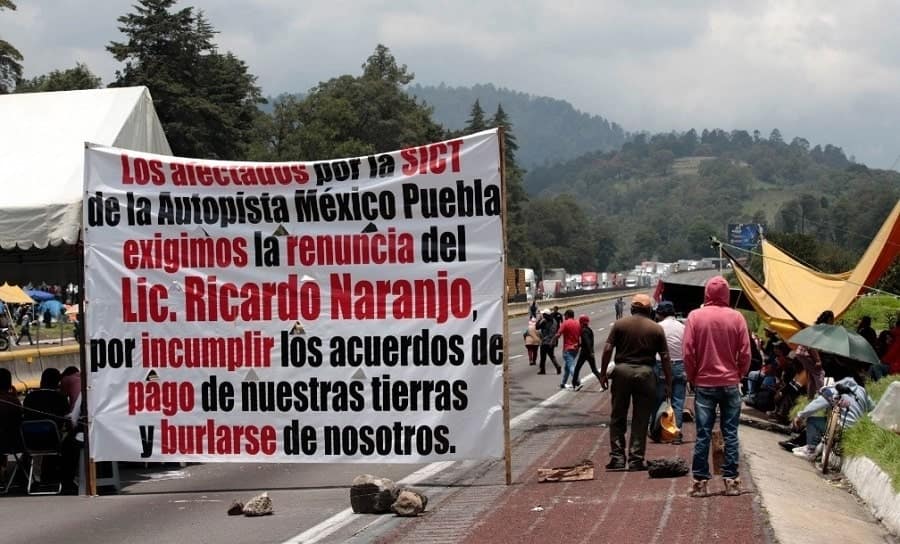 mexico-toluca. carretera bloqueada-min-min