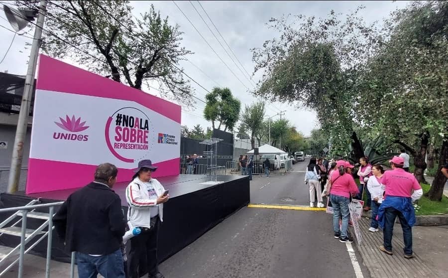 ola rosa hace mitin frente al INE-min