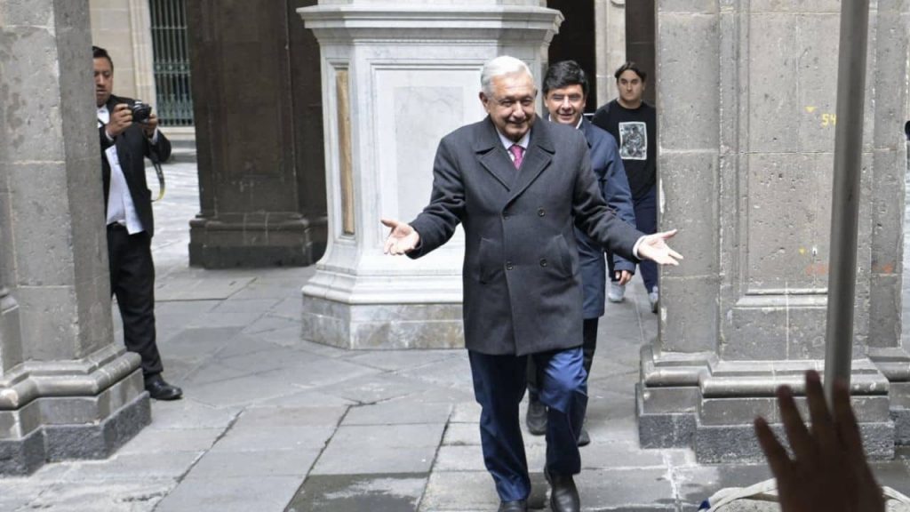 AMLO-se-va-de-Palacio-Nacional-min