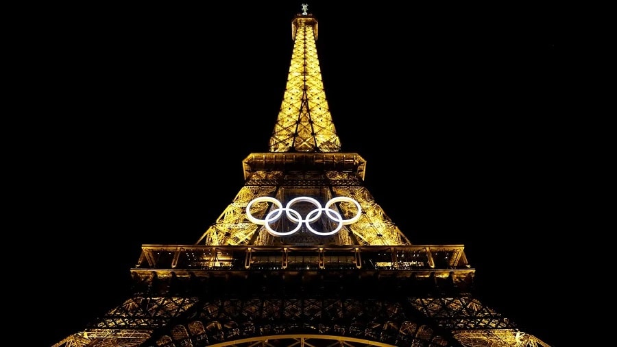 anillos olimpicos en la torre Eiffel-min
