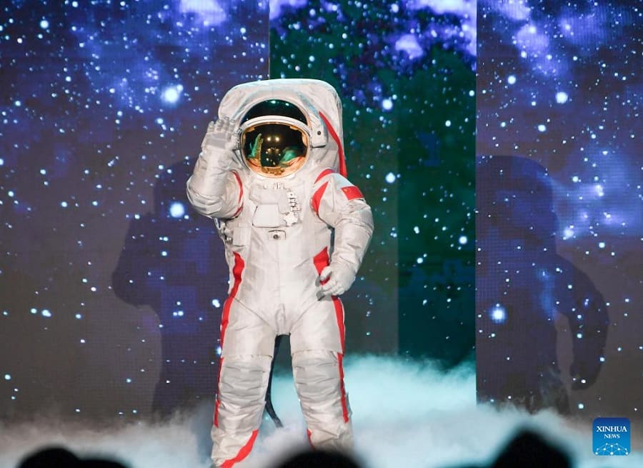 traje espacial lunar-min