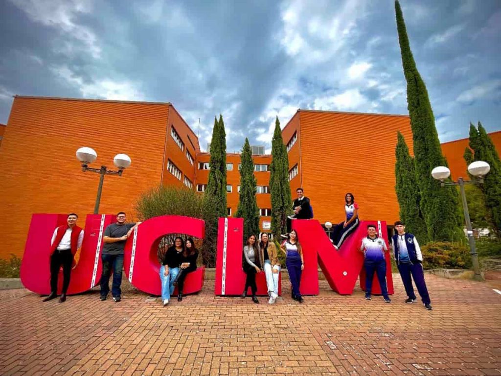 Realizan estancia académica en España-min (1)