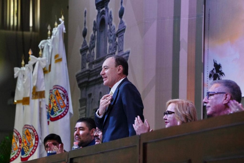 gobernador en el acto de aniversrio de UniSon.jpg-min