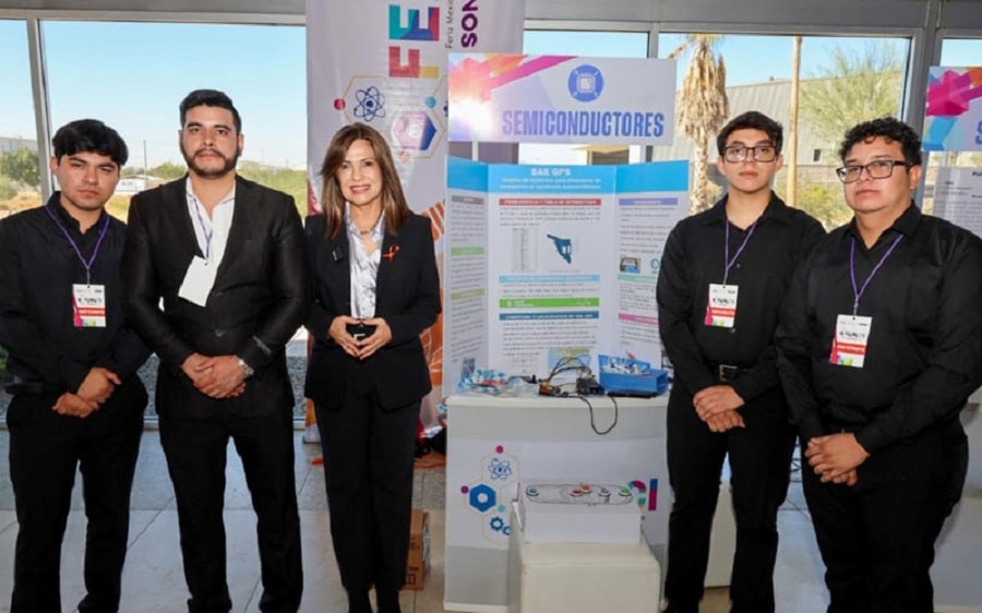 UES.reconocen a estudiantes-min