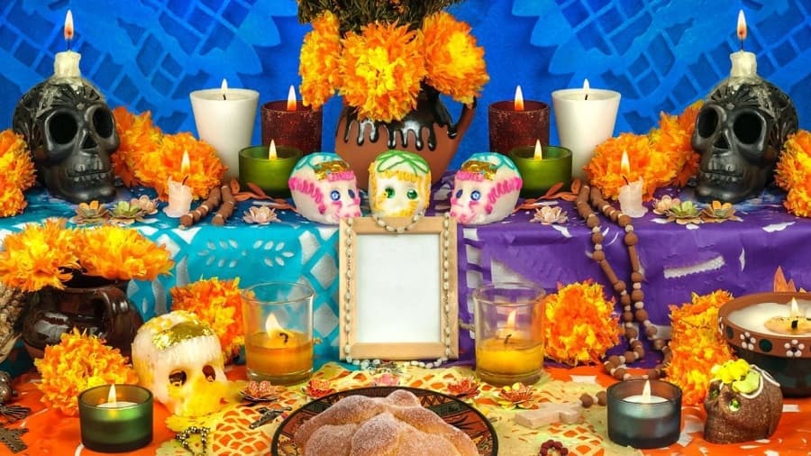 mexicanos y el día de muertos-min