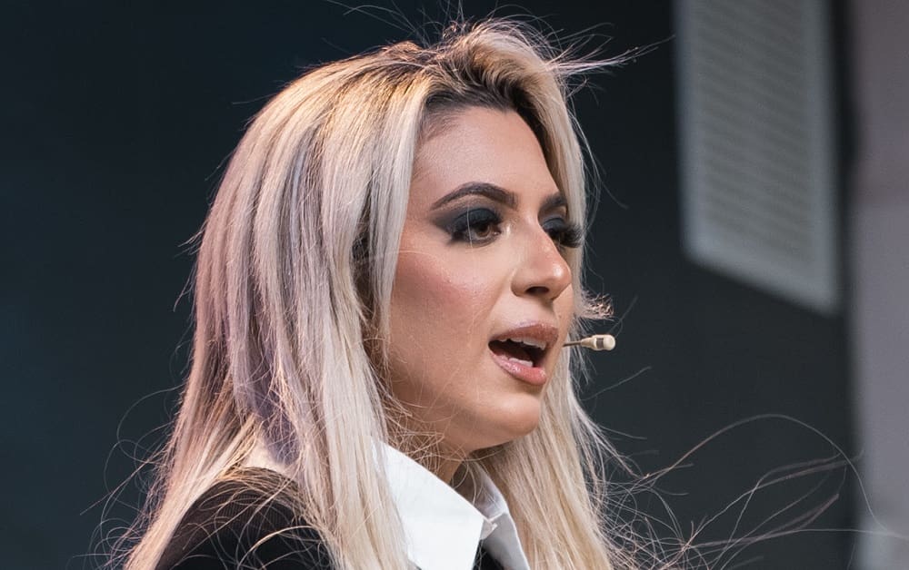 Autora Lisbeth F.G. anima a cambiar en 2025-min